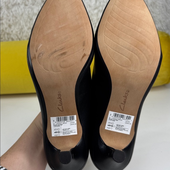 NWT • Clarks • Women’s Closed-Toe • Kitten Heel • Size 8.5W • Black Leather • 🖤 - Picture 6 of 12